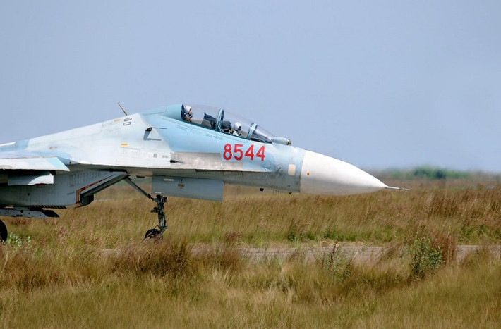 Đây là một phiên bản cải tiến đáng kể từ máy bay Su-27. Su-30 có thêm năng lực cường kích (tấn công mặt đất). Máy bay có khả năng hoạt động trong nhiều điều kiện thời tiết.