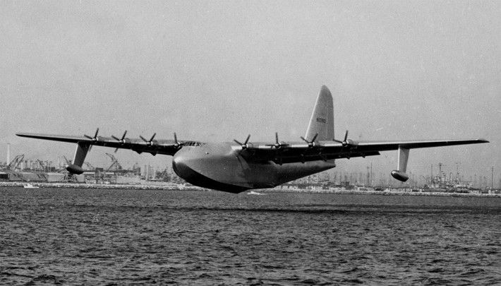 Hughes H-4 Hercules: chỉ cất cánh một lần kéo dài trong 26 giây vào năm 1947 nhưng cũng đủ để nó giữ kỷ lục máy bay có sải cánh dài nhất từng bay lên bầu trời. H-4 dài 66,6 m, sải cánh 97,5 m, trọng lượng rỗng 113 tấn, sử dụng tới 8 động cơ cánh quạt. Những rào cản về công nghệ khiến dự án bị hủy bỏ ngay sau chuyến bay thử nghiệm đầu tiên.