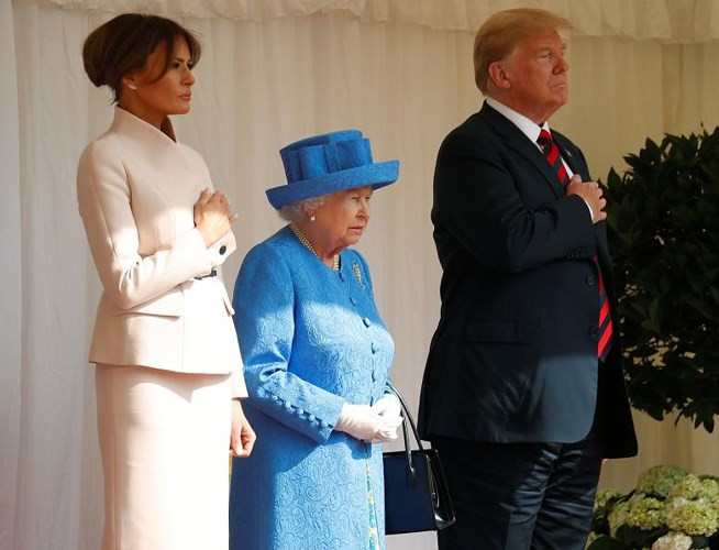 Tổng thống Trump cùng phu nhân Melania diện kiến nữ Hoàng Anh.
