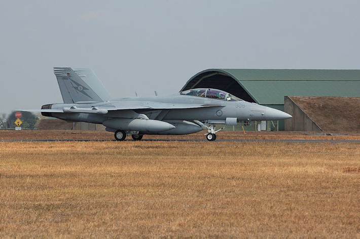Máy bay tác chiến điện tử EA-18G của RAAF chạy đà chuẩn bị cất cánh. Ngoài ra, cuộc tập trận còn mô phỏng các kịch bản không chiến trong môi trường tác chiến hiện đại. Ảnh: Bộ Quốc phòng Australia.