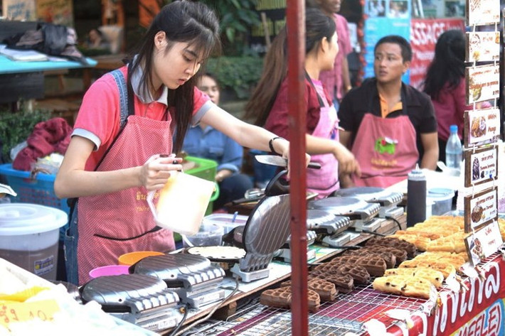 Các gian hàng và các nghệ sĩ đường phố ở Chiangmai - thành phố lớn nhất miền bắc Thái Lan.