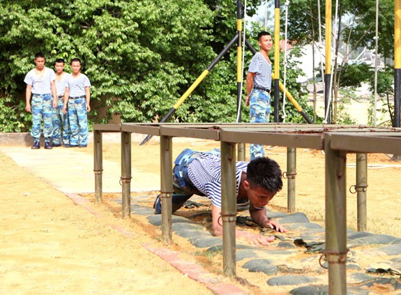 Cùng với nhiệm vụ chính trị trọng tâm là huấn luyện, sẵn sàng chiến đấu, trung bình mỗi năm, cán bộ, chiến sĩ của đơn vị đã tổ chức cơ động hàng nghìn lượt người, hành quân trên địa bàn rộng có bán kính hàng trăm ki-lô-mét để tham gia ứng cứu nhân dân, giúp dân khắc phục hậu quả do mưa lũ gây ra. Ảnh: Huấn luyện kỹ năng di chuyển trong luồng hẹp.