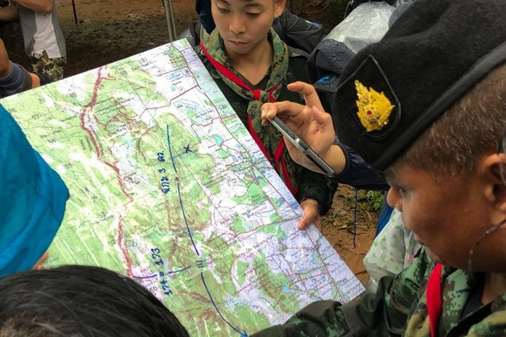 ... và đánh dấu những khu vực được cho là nơi các em trong đội bóng Thái Lan bị mất tích. Ảnh: EPA