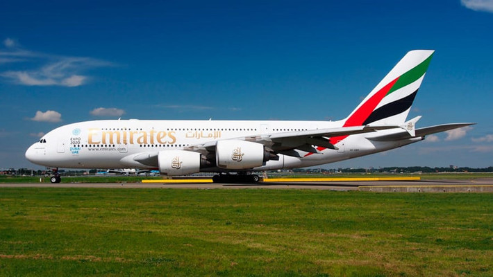Airbus A380-800: hiện là máy bay chở khách lớn nhất thế giới. Nó dài 72,7 m, sải cánh 79,7 m, trọng lượng rỗng 277 tấn. A380 có thể chở theo tới 850 hành khách nhưng các hãng hàng không chỉ vận chuyển khoảng 450-550 hành khách mỗi chuyến.