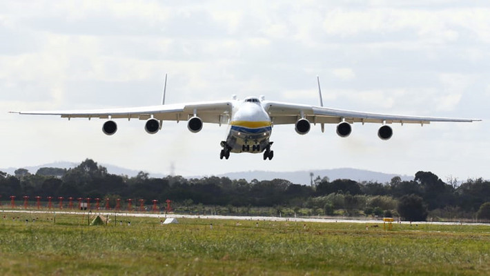 Antonov An-225 Mriya: giữ kỷ lục máy bay nặng nhất đang hoạt động. Nó dài 84 m, sải cánh 88,4 m, trọng lượng rỗng tới 285 tấn, trọng lượng cất cánh tối đa tới 640 tấn. Tháng 8/2009, An-225 lập kỷ lục vận chuyển đơn hàng nặng nhất bằng đường không là một máy phát điện nặng tới 189 tấn.
