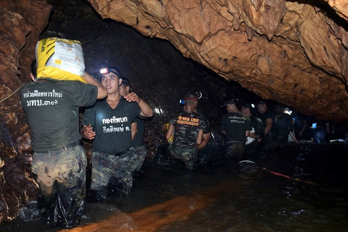 Binh sĩ Thái Lan chuyển trang thiết bị cứu hộ vào trong những khu vực khó tiếp cận trong hang Tham Luang. Ảnh: EPA