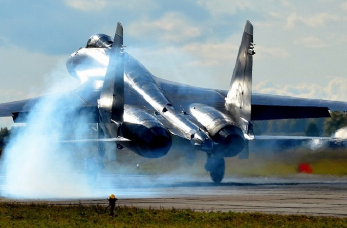 Pekarsh cũng nhấn mạnh, việc chuyển giao lô Su-35 cho Không quân Nga sắp tới là dựa trên hợp đồng với Bộ Quốc phòng Nga được ký kết từ những năm trước đó và theo đúng tiến độ được cả hai đề ra. Bản thân các máy bay sẵn sàng được bàn giao đều đã trải qua quá trình thử nghiệm dưới mặt đất lẫn trên không. Nguồn ảnh: oruzhie.info.