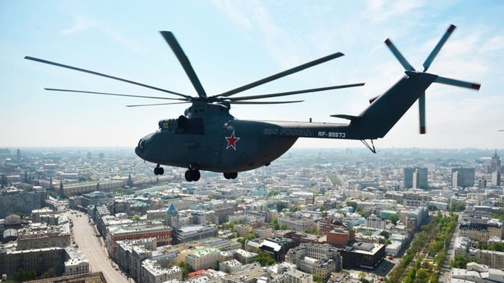 Mil Mi-26: là trực thăng duy nhất có mặt trong danh sách. Mi-26 dài 40 m, đường kính cánh quạt rotor chính 32 m, trọng lượng rỗng 28 tấn. Nó có thể chở theo tới 20 tấn hàng hóa, hoặc 90 binh sĩ. Mi-26 hiện là cầu hàng không chiến thuật tầm ngắn chủ lực của Không quân Nga.