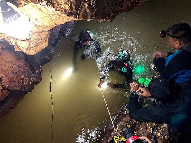 Một đội thợ lặn của SEAL đang thăm dò đường hầm chứa đầy nước trong hang. Ảnh: NBC news.