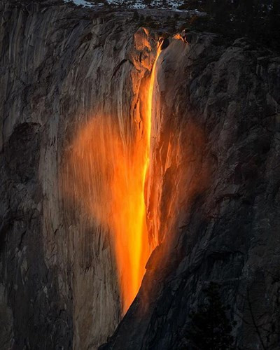 Cảnh tượng ngoạn mục của "thác lửa" Yosemite khiến bất cứ ai đều phải kinh ngạc. Tuy nhiên, điều thú vị là dòng chảy rực lửa ấy không phải được tạo nên từ dung nham mà là dòng ánh sáng mặt trời. Hiện tượng kỳ lạ này chỉ xảy ra khoảng 1 - 2 tuần vào gần cuối tháng 2 và chỉ diễn ra chưa tới 10 phút.