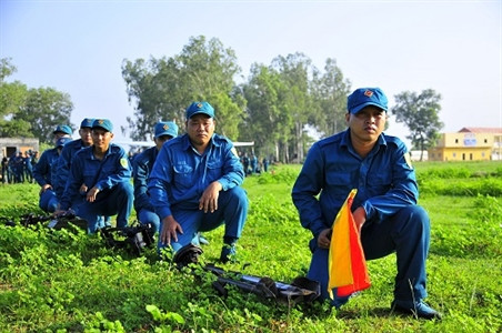 Tại Trường bắn Quốc gia Khu vực III, Bộ Tư lệnh Thành phố Hồ Chí Minh vừa tổ chức Hội thao Lực lượng phòng không năm 2018. Đối tượng tham gia hội thao năm nay là các khẩu đội súng máy phòng không 12,7mm trong Lực lượng Dân quân tự vệ của 24 quận, huyện. Ảnh: Tập trung quan sát chờ lượt bắn.