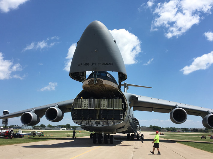Lockheed C-5 Galaxy: là máy bay vận tải quân sự lớn nhất của Mỹ. C-5 cất cánh lần đầu vào năm 1986. Nó dài 75,3 m, sải cánh 67,8 m, trọng lượng rỗng 172 tấn. C-5 có thể chở theo 6 trực thăng tấn công AH-64D Apache, hoặc 2 xe tăng chiến đấu chủ lực M1.