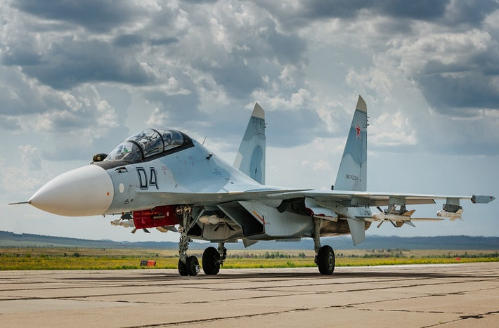 Su-30 là một tiêm kích cơ đa nhiệm 2 chỗ ngồi do Nga sản xuất. Máy bay này có khả năng cơ động và nhào lộn rất tốt. Việc sản xuất hàng loạt tiêm kích Su-30 bắt đầu vào năm 1992.