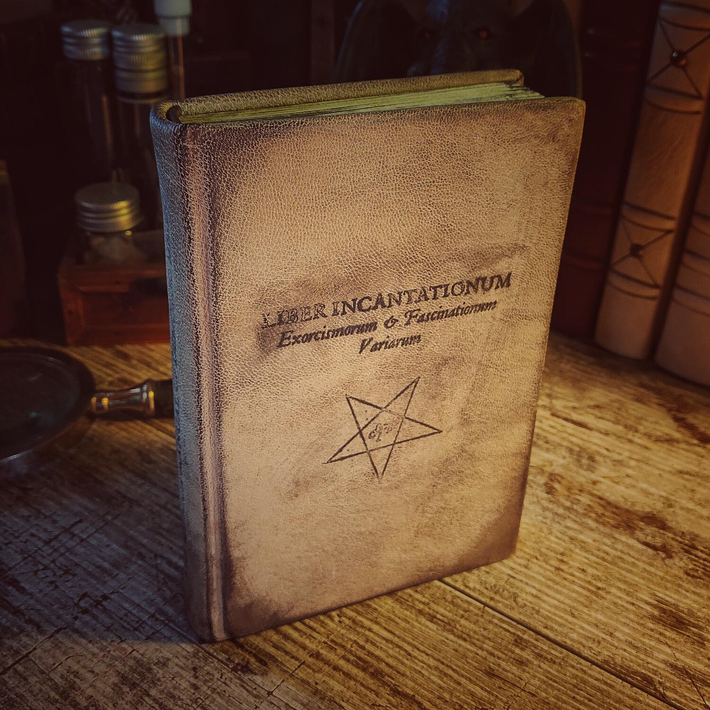 2. Necromancer's Manual: Cuốn "The Munich Manual of Demonic Magic" từ thế kỷ 15, chứa các bùa chú và hướng dẫn chiêu hồn quỷ. Nó gồm ba phương pháp chính: tạo ảo giác, liệu pháp tâm lý, và phép phân ly để thu thập thông tin từ quá khứ hoặc tương lai.