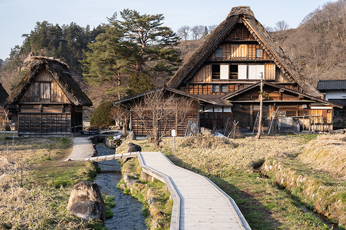 7. Làng Shirakawa-go (Nhật Bản): Nổi tiếng với những ngôi nhà gassho-zukuri có mái tranh dốc đứng, ngôi làng này được UNESCO công nhận là Di sản Thế giới. (Ảnh: visit gifu)