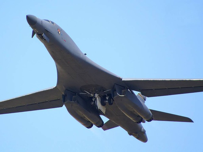 B-1B được trang bị hệ thống điện tử rất hiện đại. Cụ thể chúng được trang bị máy thu cảnh báo radar và gây nhiễu AN/ALQ-161A, gồm 8 hệ thống bắn pháo sáng gây nhiễu AN/ALE-49. B-1B còn có hệ thống ngụy trang kéo theo ALE-50