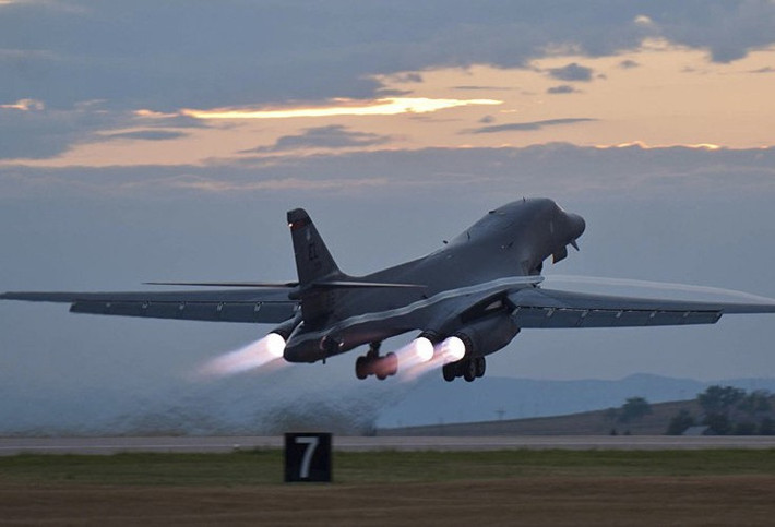 B-1B Lancer là máy bay ném bom hạng nặng được phát triển từ những năm 1970 với mục đích thay thế "pháo đài bay" B52