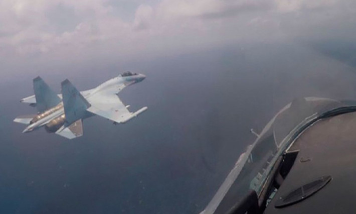"Vào thời điểm đó, Su-35S đã trực tiếp đánh chặn F-16 của Thổ Nhĩ Kỳ và cảnh báo rằng họ sẽ nổ súng nếu máy bay Thổ Nhĩ Kỳ không rút lui. Hai bên đối đầu nhau trong vài phút trước khi các phi công của Ankara rời đi", trang Sohu của Trung Quốc cho biết.