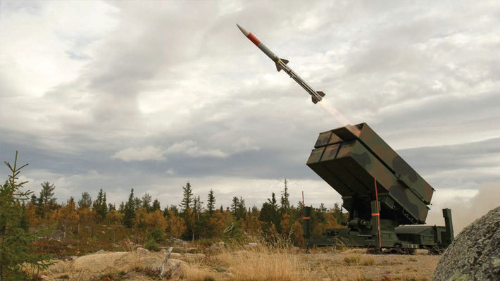 Trên lý thuyết, NASAMS II có khả năng bắn hạ mục tiêu ở độ cao tối đa 25 km so với mặt đất. Tuy nhiên nhiều nguồn tin cho biết nó chỉ có thể với được tới mục tiêu ở tầm cao khoảng 15 km. Nguồn ảnh: Defence.