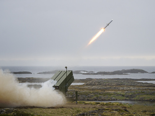 NASAMS là tổ hợp tên lửa phòng không tầm trung đến xa được phát triển bởi sự kết hợp giữa Mỹ cùng Na Uy. Nguồn ảnh: Defence.