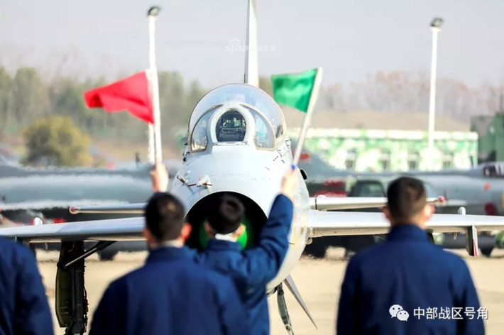 Một điều khó hiểu đó là dù các lực lượng không quân trên thế giới đã chi MiG-21 về hưu từ lâu, Trung Quốc vẫn sử dụng tiêm kích J-7 với số lượng lớn trong biên chế của mình. Nguồn ảnh: Sina.