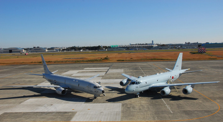 Kawasaki P-1 (bên phải) được đặt cạnh máy bay săn ngầm P-8 Poseidon nổi tiếng của Mỹ hiện tại. Nguồn ảnh: Sina.