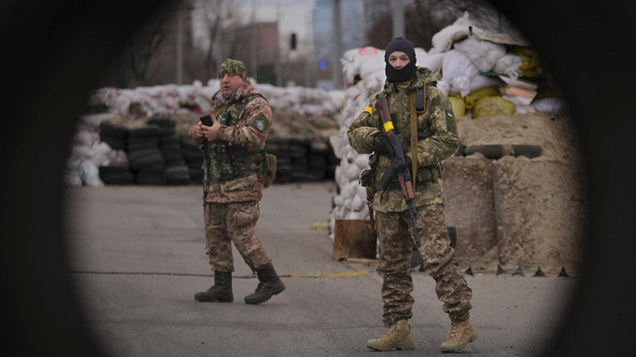 Bên trong thành phố Kiev, lực lượng quân đội Ukraine đã xây dựng chiến lũy, rào chống tăng và lô cốt khắp mọi ngả đường quan trọng.