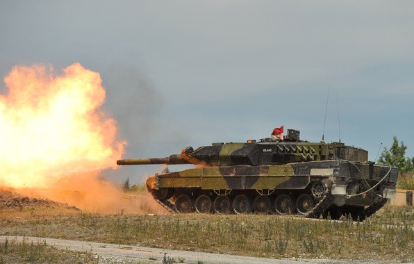 Nguyên mẫu của xe tăng chủ lực Leopard 2 được ra đời từ năm 1979. Dưới sự nhào nặn của các kỹ sư Đức, Leopard 2 được xếp hạng là một trong ba loại xe tăng chủ lực mạnh nhất ở thời điểm hiện tại.