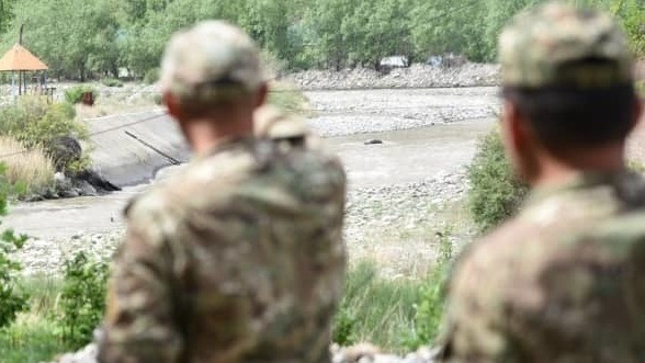 Về năng lực thiết giáp, Kyrgyzstan áp đảo hoàn toàn với 215 xe tăng, 685 phương tiện thiết giáp các loại và 30 khẩu pháo tự hành. Trong khi đó, Tajikistan chỉ có 47 xe tăng, khoảng 100 xe thiết giáp các loại và hoàn toàn không sở hữu pháo tự hành.