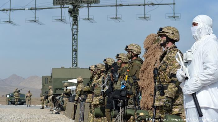Theo bảng xếp hạng quân sự được Global Fire Power thống kê năm 2022, Kyrgyzstan và Tajikistan là hai quốc gia có thức bậc quân sự khá sát nhau, lần lượt xếp vị trí 90 và 111 trên tổng số 142 quốc gia được xếp hạng.