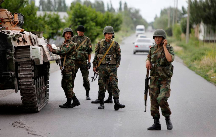 Về dân số, Kyrgyzstan có dân số 6 triệu người, trong khi đó dân số của Tajikistan là 9 triệu người. Tuy nhiên, số lượng nam công dân trong độ tuổi tổng động viên của hai quốc gia, lần lượt là 3 triệu và 4,1 triệu người - chênh lệch không đáng kể.