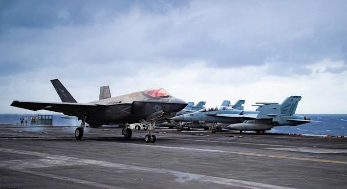 Nhóm tác chiến tàu sân bay Mỹ USS Carl Vinson đang trên hải trình tiến vào Biển Đông, dự kiến hội quân và diễn tập chung với nhóm đổ bộ tấn công USS Essex tại khu vực. Đây là lần đầu tiên Mỹ điều tàu sân bay và tàu đổ bộ tấn công tới Biển Đông trong năm nay.