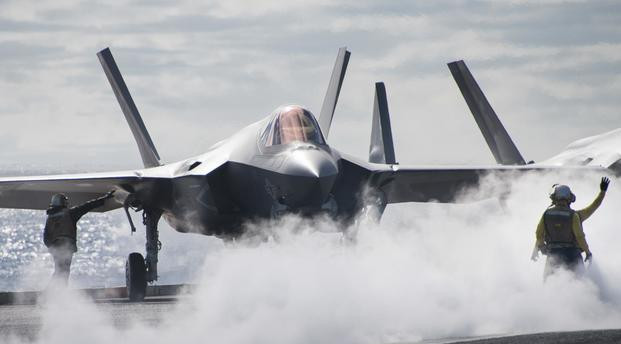 Hình ảnh các tiêm kích tàng hình F-35C đáp xuống tàu sân bay Carl Vinson trên biển Philippines ngày 12/1 đã được Hải quân Mỹ công bố rộng rãi.