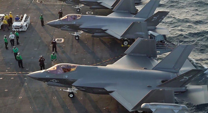 Phi công trên F-35C cũng sẽ được trang bị mũ bay đặc biệt giúp gia tăng khả năng tác chiến trong những cuộc không chiến quần vòng.