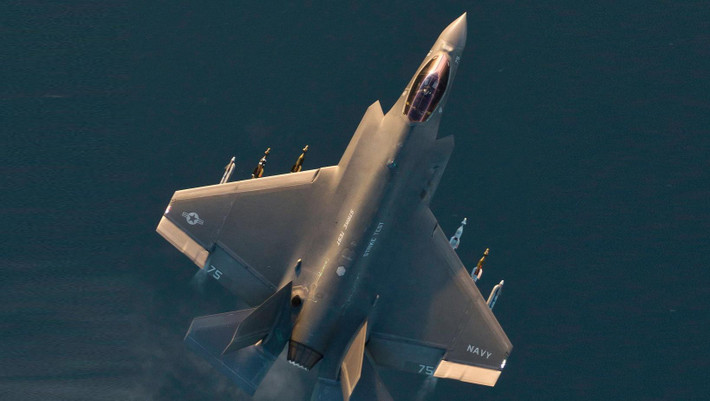 Trong số các máy bay trên tàu Carl Vinson có một phi đội tiêm kích tàng hình F-35C cũng tham gia hoạt động huấn luyện của không đoàn khi tàu sân bay chuẩn bị vào Biển Đông.
