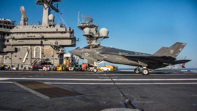 “F-35C áp dụng công nghệ mới trong lĩnh vực hàng không chiến thuật, bao gồm tất cả l từ cảm biến tối tân, vũ khí mới cải thiện tầm bắn và mức độ bền bỉ”, thông cáo của Hải quân Mỹ cho biết.