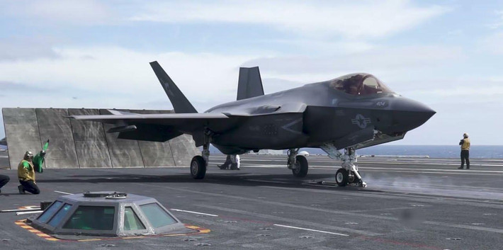 Do được thiết kế để hoạt động trên hạm nên F-35C có một vài thay đổi trong cấu trúc thiết kế.