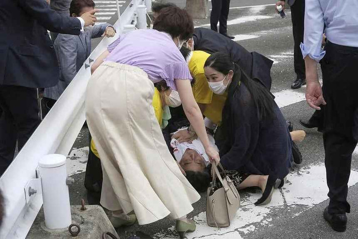 Đài NHK của Nhật cho biết, cựu thủ tướng Shinzo Abe đã được đưa vào bệnh viện, sau khi bị bắn trong lúc phát biểu tại Nara cách đây ít giờ.