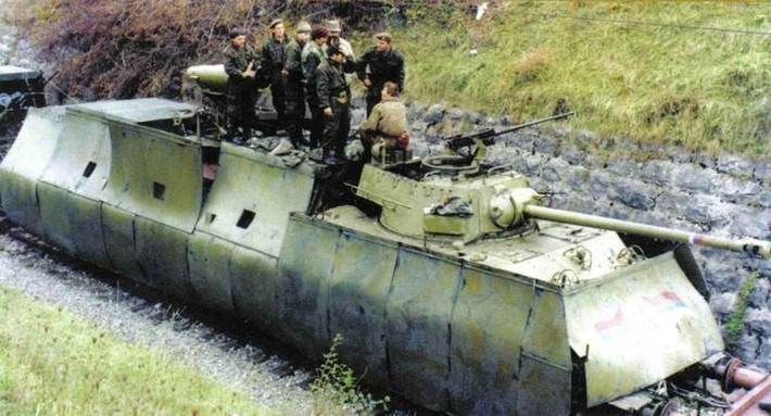 Ví dụ, đầu những năm 1990, các đoàn tàu bọc thép đã được người Croatia hồi sinh và sử dụng trong cuộc nội chiến. Rồi cuối những năm 1990, có ghi nhận rằng Quân đội Nga sử dụng đoàn tàu bọc thép ở Chechnya.