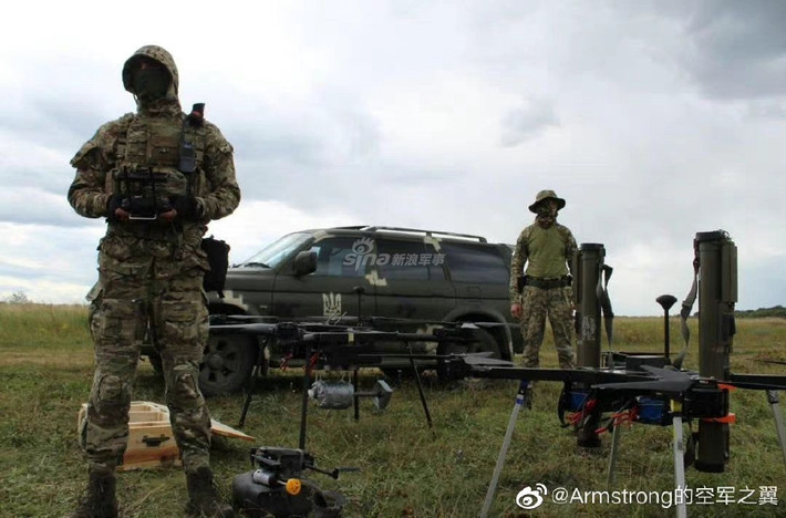 Cận cảnh hệ thống súng phóng lựu chống tăng được Ukraine gắn lên UAV. Khi tấn công, những khẩu súng chống tăng này sẽ bắn thẳng vào nóc xe tăng - nơi có giáp mỏng nhất và là điểm yếu chết người của mọi chiếc xe tăng.