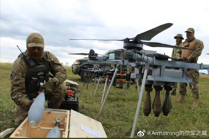 Không quân Ukraine vừa cho đăng tải lên trang mạng xã hội của mình một loạt hình ảnh về các loại máy bay không người lái (UAV) tự chế, đang được lực lượng này thử nghiệm.
