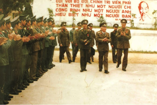 Đáp lại những lời ca tụng của báo chí phương Tây, ông nói: "Vị tướng dù có công lao lớn đến đâu cũng chỉ là giọt nước trong biển cả. Chỉ có nhân dân Việt Nam là người đánh thắng Mỹ. Các ngài gọi tôi là vị tướng thần thoại, nhưng tôi tự nghĩ tôi bình đẳng với những người lính của mình".