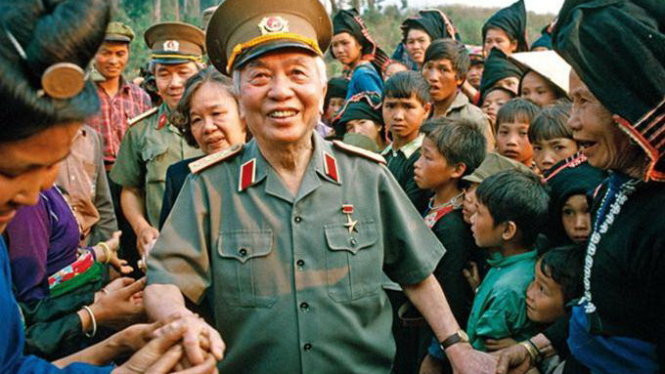 Nói về nghiệp cầm quân của mình, Tướng Giáp thổ lộ: "Hạnh phúc lớn nhất của người cầm quân là được ở bên chiến sĩ trên chiến trường". Là một vị tướng trọn đời vì đất nước, vì nhân dân, khi được chúc mừng nhân dịp bước sang tuổi 100, tướng Giáp nói: "Tôi sống ngày nào, cũng là vì đất nước ngày đó". Nguồn ảnh: TL.