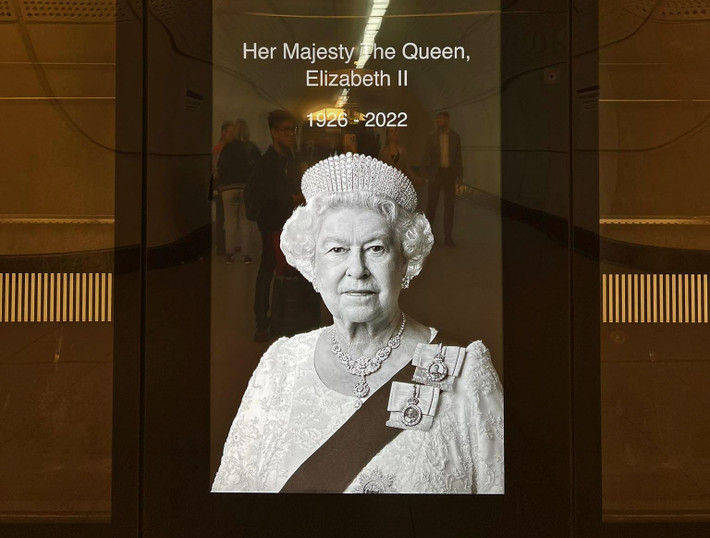 Trong một diễn biến tương đồng, London sôi động, náo nhiệt vốn có đã và đang “trầm lắng” thương tiếc Nữ hoàng Anh. Các hoạt động vui chơi, giải trí dường lắng lại, quảng cáo trên đường phố, tàu điện ngầm, bus… được thay thế bằng hình ảnh Nữ hoàng Elizabeth II