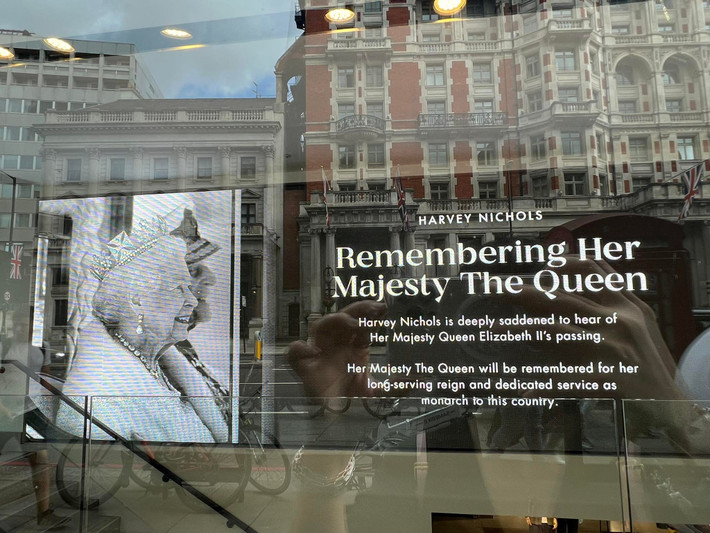 Thông điệp tưởng nhớ Nữ hoàng Elizabeth II bên ngoài một trung tâm thương mại ở Thủ đô London, Anh.