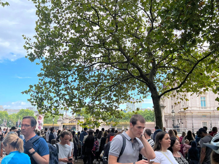 Trước đó, chiều ngày 8/9 theo giờ địa phương, Cung điện Buckingham đã đưa ra thông báo Nữ hoàng Anh Elizabeth II qua đời ở tuổi 96.