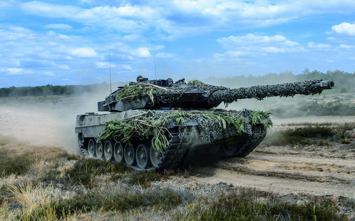Một trong những phiên bản phổ biến của Leopard 2 hiện nay là 2A6. Phiên bản này có trọng lượng lên tới 62 tấn, được trang bị động cơ có công suất 1500 mã lực.