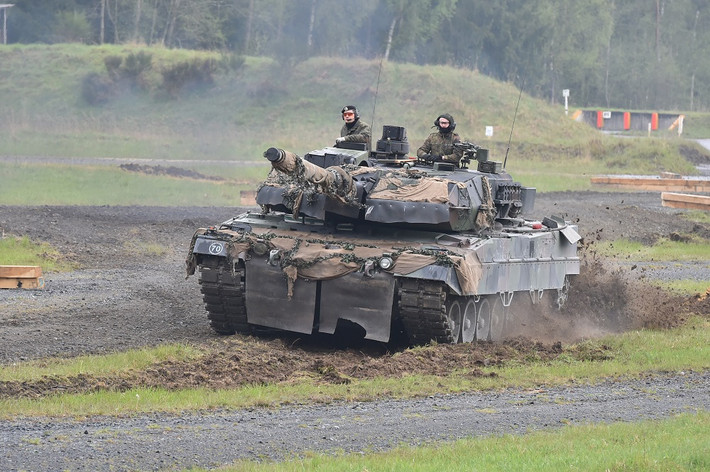 Đây cũng là lý do, phần lớn các quốc gia đang sử dụng xe tăng Leopard 2 trong biên chế, đều là những nước phát triển ở châu Âu. Quốc gia duy nhất ở Đông Nam Á đang sở hữu loại xe tăng này là Singapore.