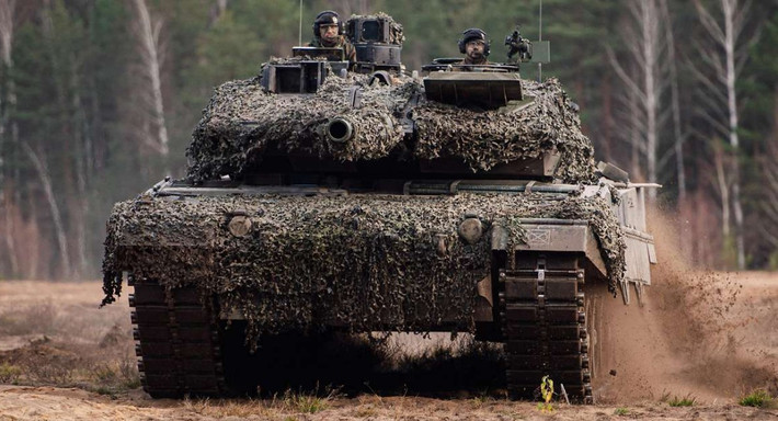 Về cơ bản, xe tăng Leopard 2 mọi phiên bản, đều có trọng lượng tương đối lớn và kích thước khá cồng kềnh. Việc có trọng lượng quá lớn khiến Leopard 2 đòi hỏi hệ thống cầu, đường giao thông thực sự hiện đại, để đảm bảo việc hành quân.