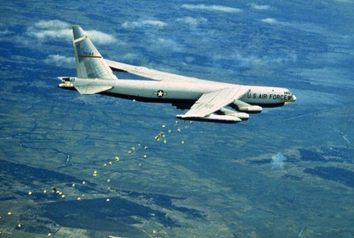 B-52 là máy bay ném bom chiến lược có khả năng gây nhiễu điện từ rất lớn. Một tốp 3 chiếc B-52 có 45 máy gây nhiễu, tất cả nhiễu đó tạo thành giải nhiễu chồng chéo, dày đặc, đan xen, công suất rất lớn và rộng. Chưa kể bay kèm B-52 là đội hình máy bay chuyên tác chiến điện tử, gây nhiễu radar và các thiết bị gây nhiễu ngoài đội hình..